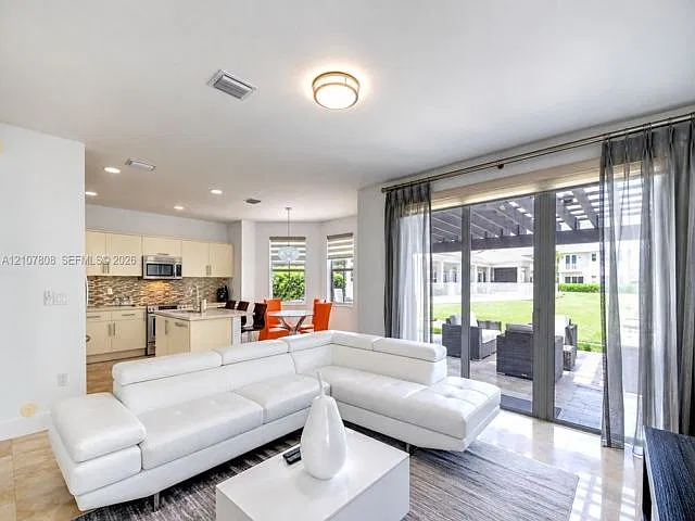 5 bed, 5.0 bath, $8,000 — Photo 4