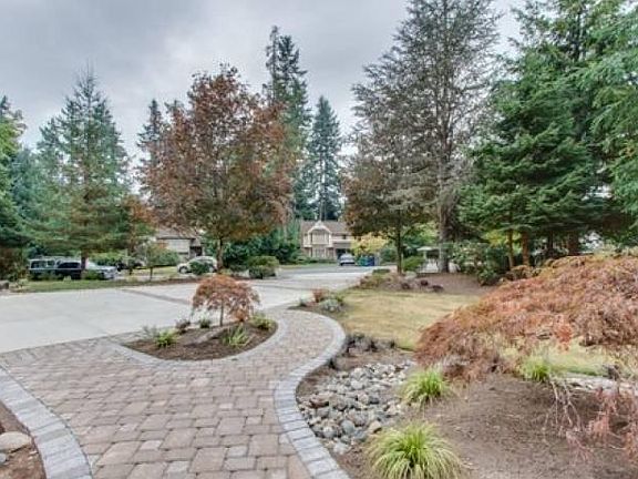 Front Sidewalk/Drive