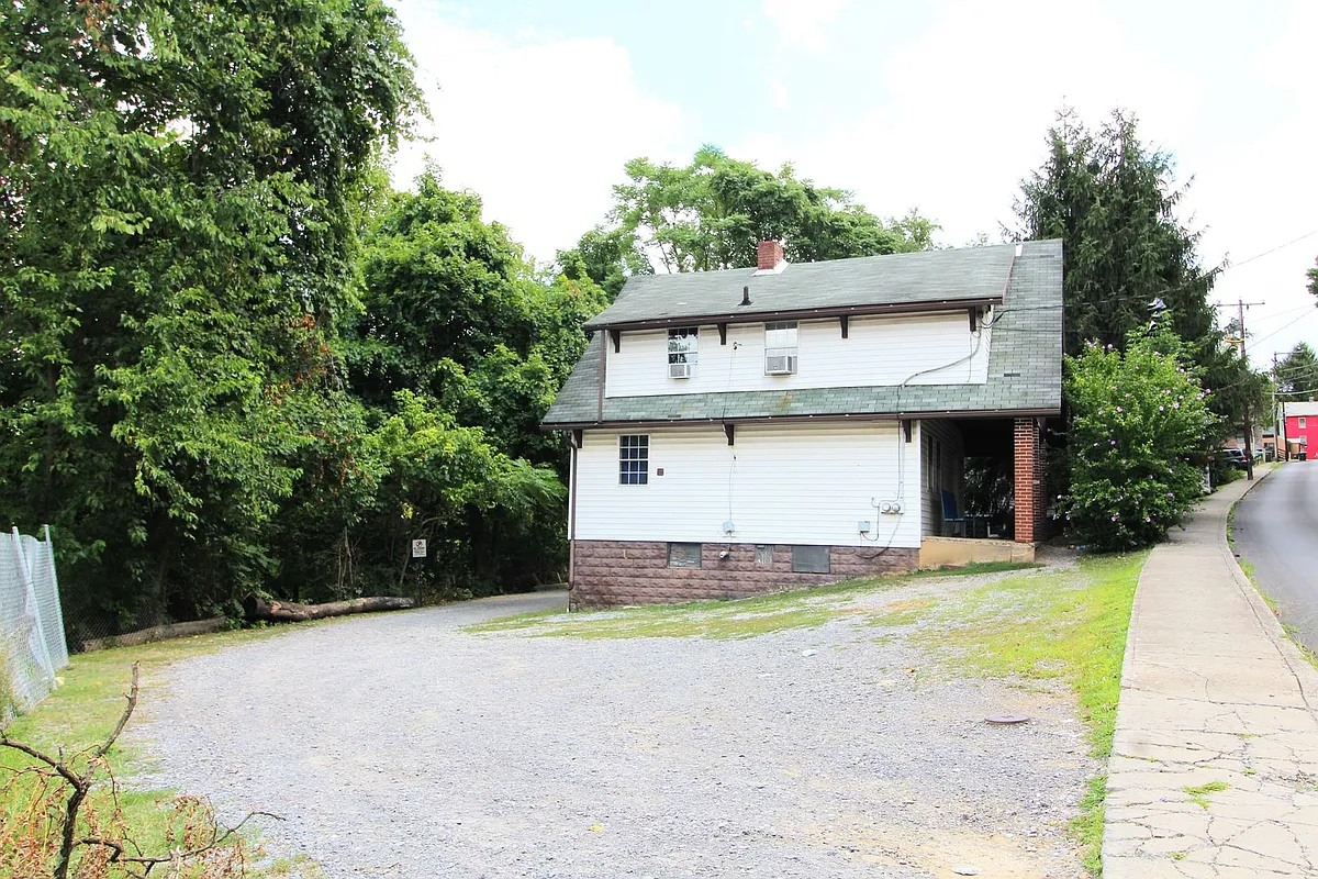 Building Photo - 1021 College Ave