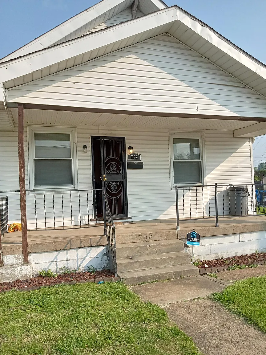 752 Thrush Ave photo 1