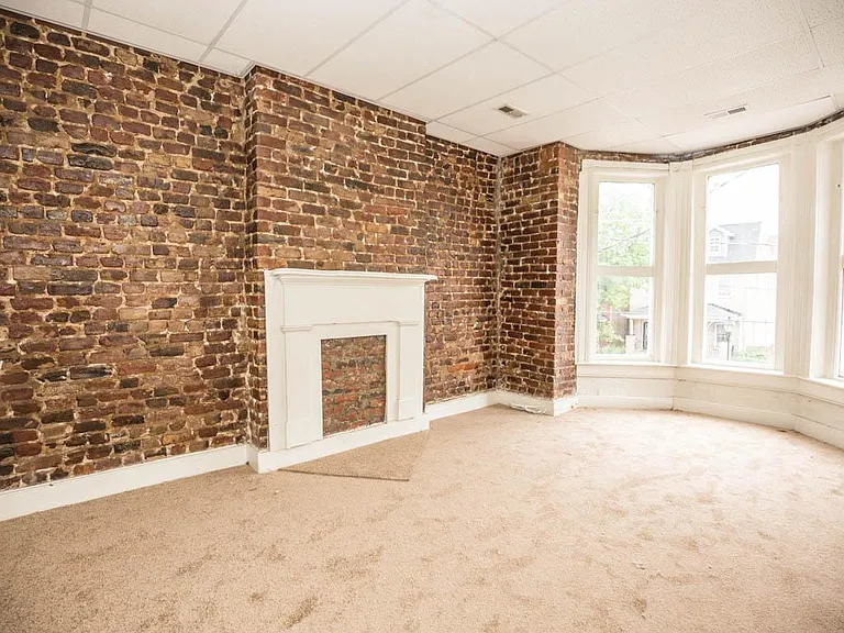 908 W Clay St — Photo 2