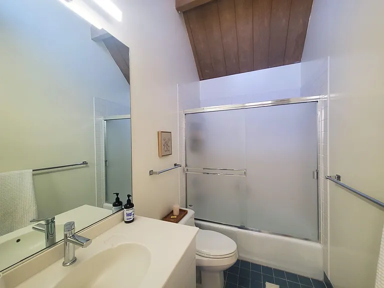 2133 Filbert St — Photo 15