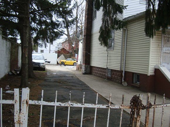 2nd image of 522 E 46th St