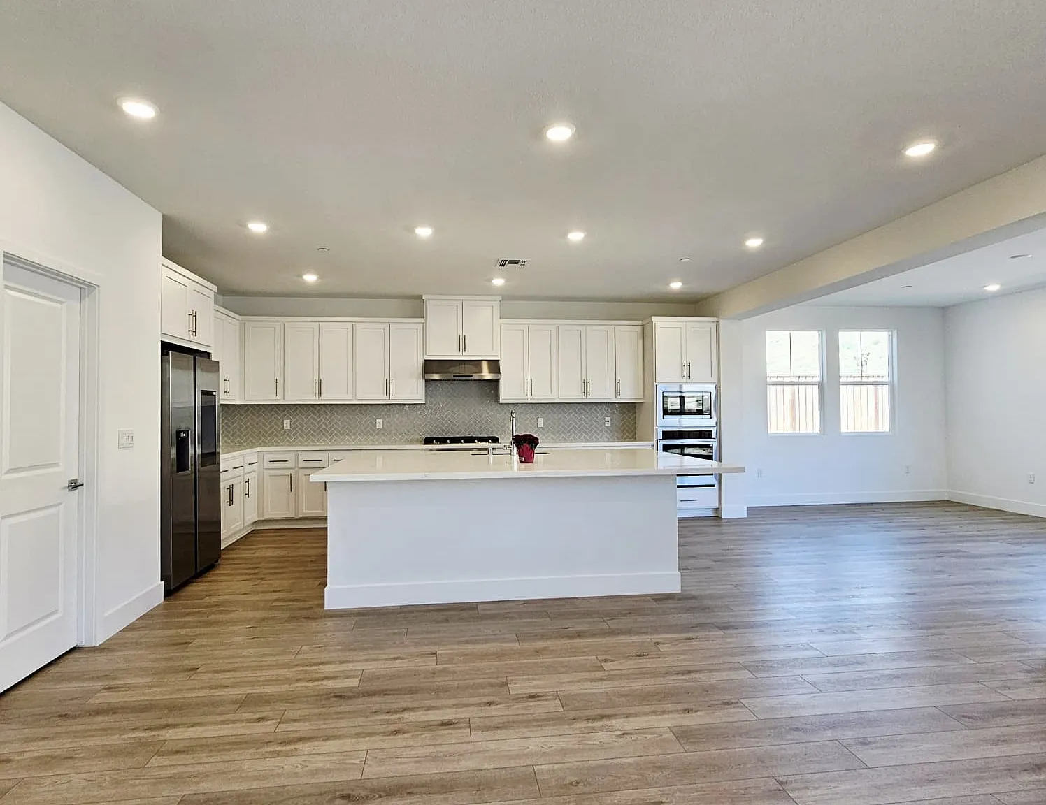 4 bed, 3766 sqft, $3,995 — Photo 2