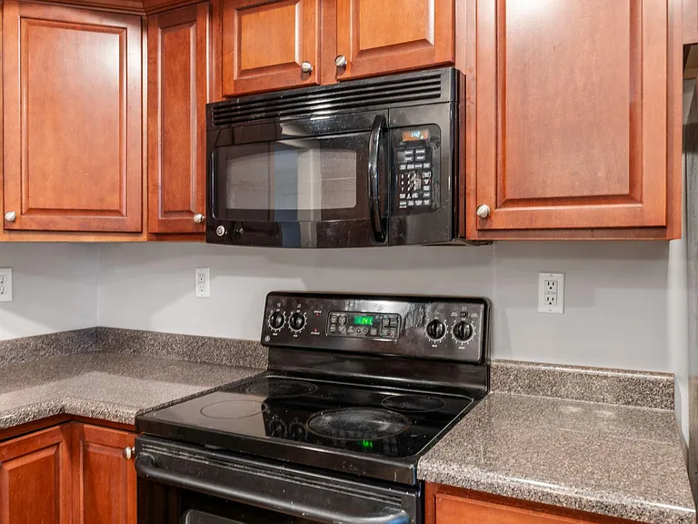 305 Spring Valley Ln — Photo 9