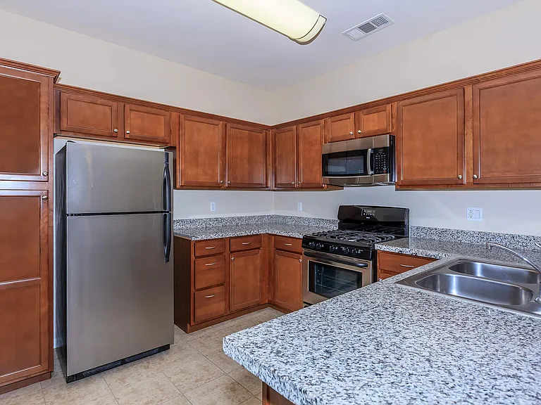 Vineyards at Palm Desert Apartment Homes — Photo 68