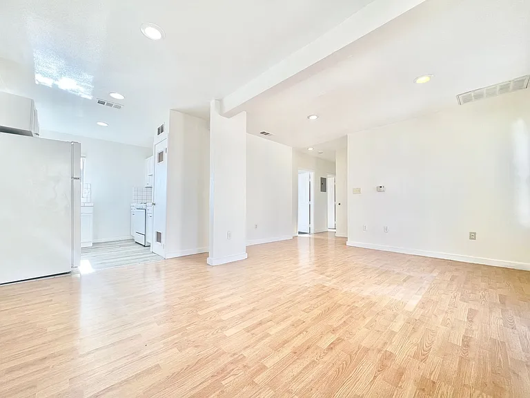 1444 W 28th St — Photo 12