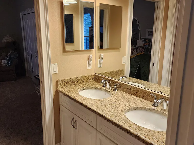 Jack & Jill full bath connecting BR1 & BR2