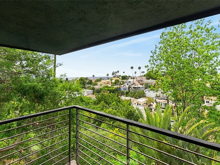 901 Micheltorena St — Photo 32