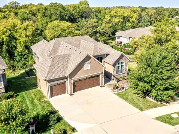 8450 Valley Spring Dr, De Soto, KS 66018