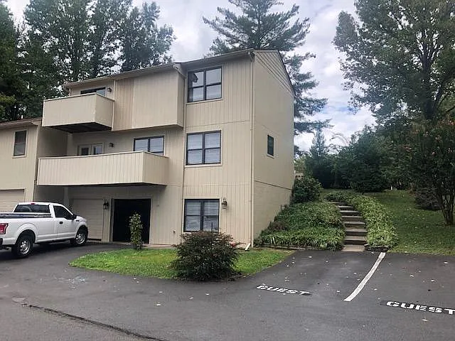3 bed, 2.5 bath, 2300 sqft, $2,050 — Photo 3