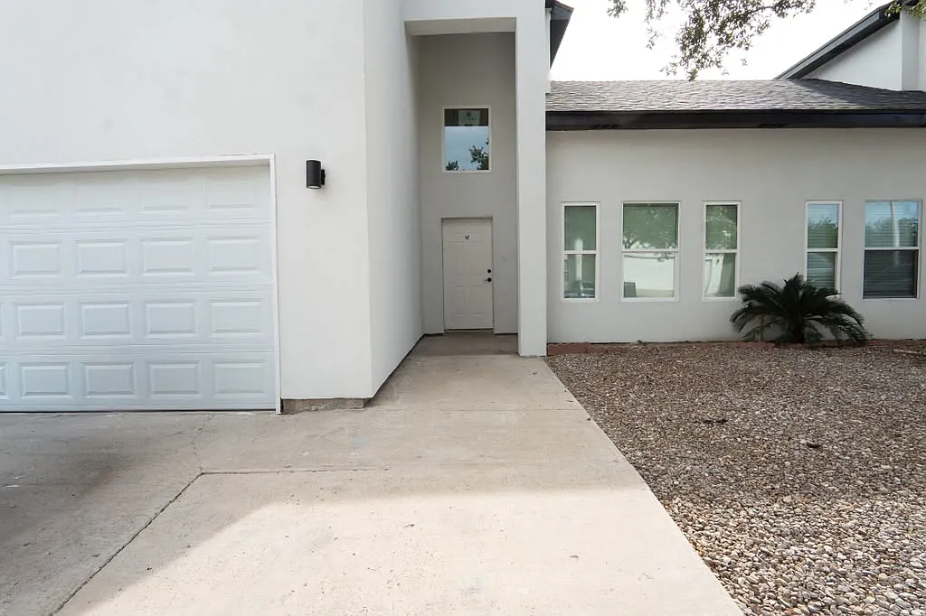 411 Shiloh Drive - UNIT 15 — Photo 2