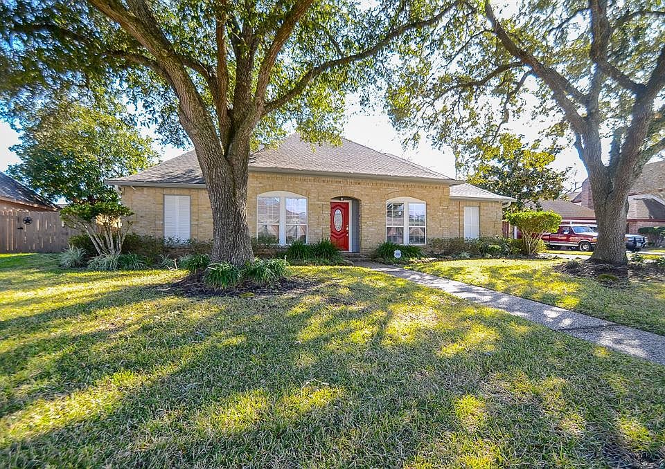 A spacious front with curb appeal, sporting some flower beds for further customization.