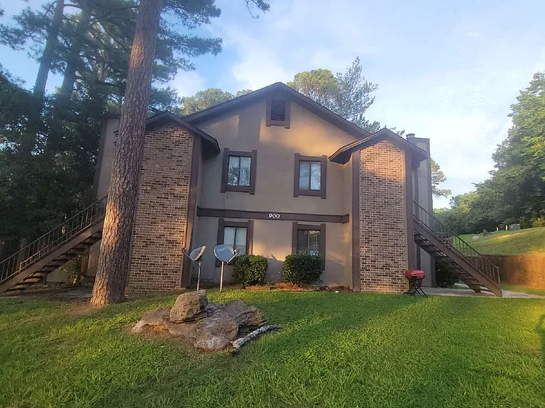 900 Candlewood Dr NW #D — Photo 1