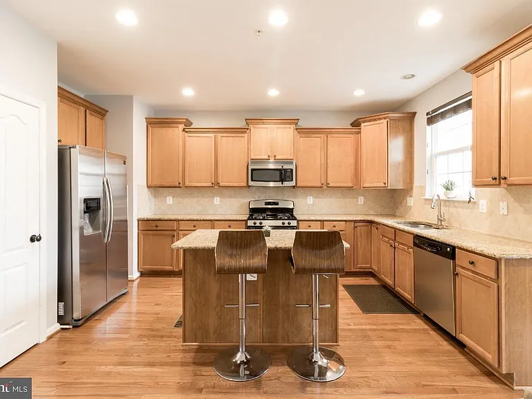 7177 Hummingbird Dr — Photo 2
