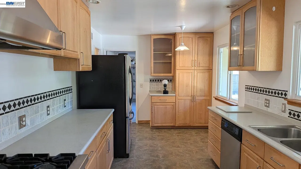 3 bed, 1600 sqft, $7,000 — Photo 1