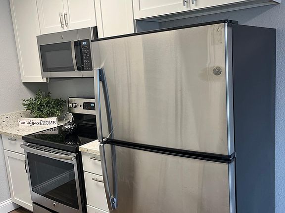 3rd image of 128 Hill Dr #209