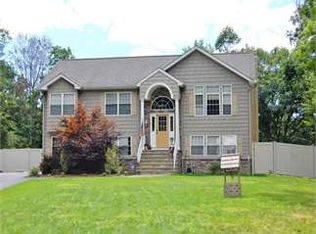 36 Grove St, Oak Ridge, NJ 07438