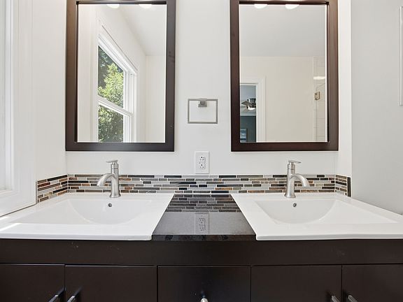 4th image of 603 N Estes Dr
