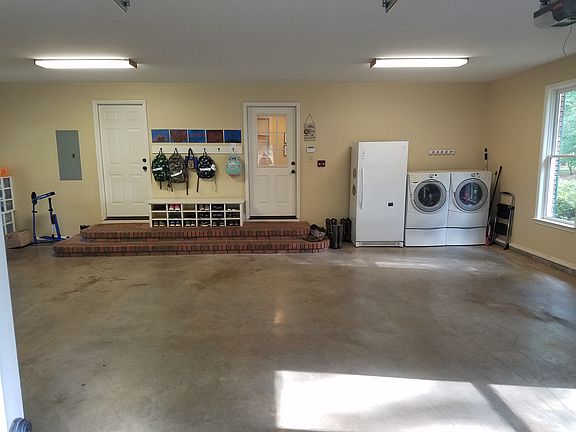 Garage w/addl entry to bath