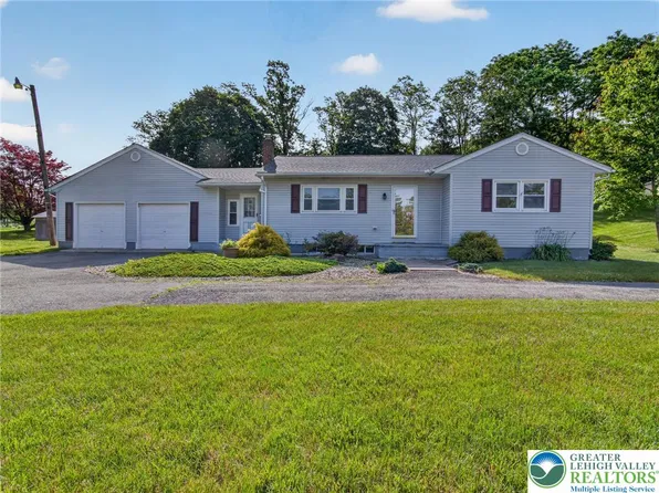 2587 E Scenic Dr, Bath, PA 18014