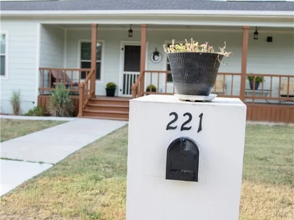 221 E Hamilton Ave, Rockdale, TX 76567