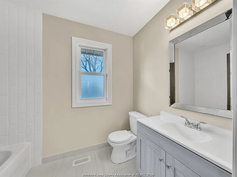 1568 York St — Photo 2