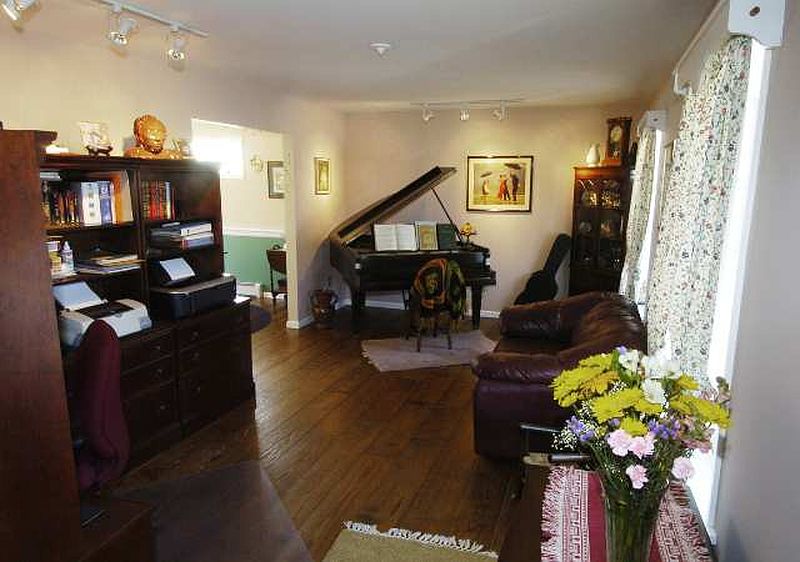 4th image of 21 PEBBLE Lane