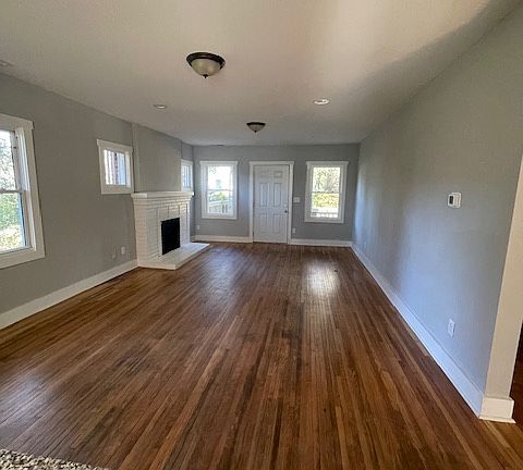 3rd image of 926 W Chapel Rd