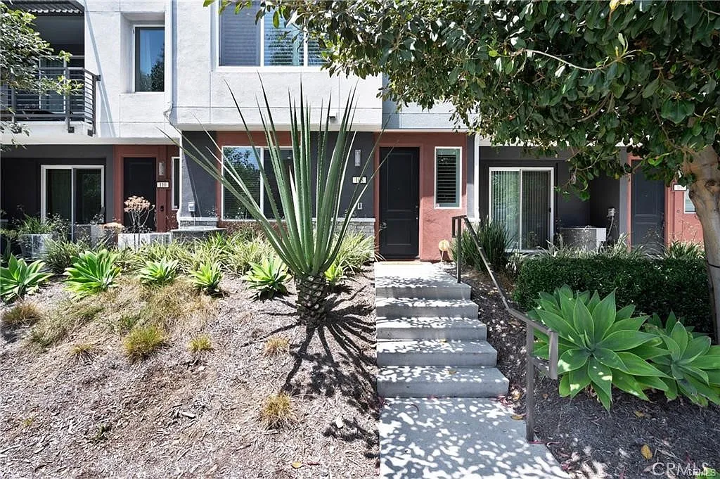 4 bed, 3.5 bath, 1856 sqft, $5,300 — Photo 2