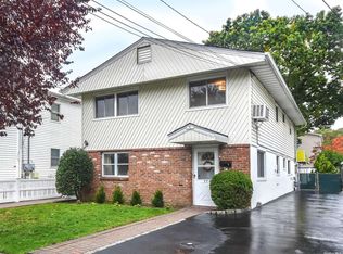 77 Graywood Rd #B, Pt Washington, NY 11050