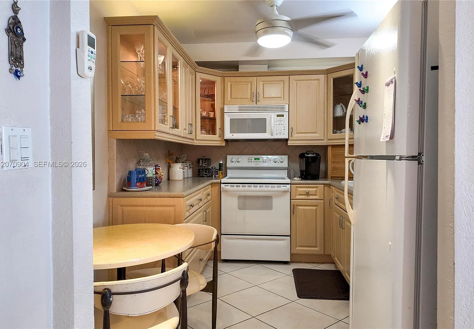 Hemispheres Condo — Photo 2