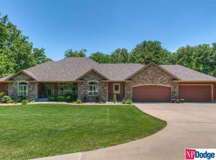 10910 John J Pershing Dr, Omaha, NE 68112