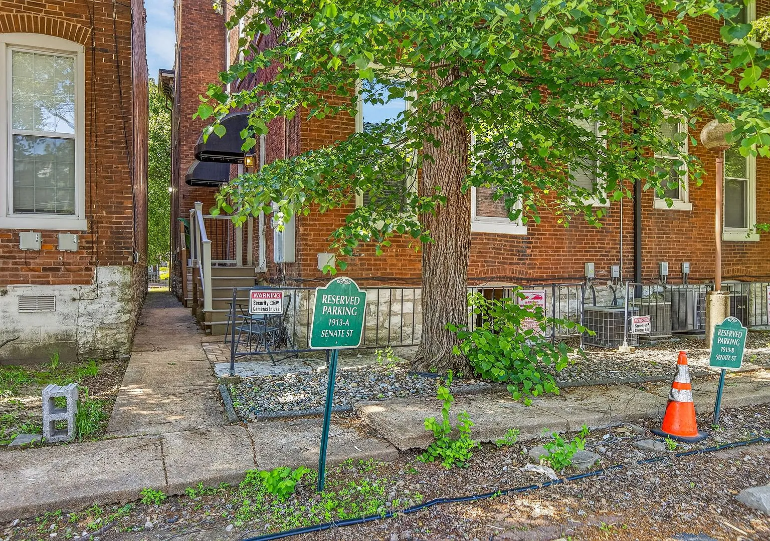 Fully Furnished 1-Bedroom in Benton Park | Utilities Included | 3, 6 & 9 Month Leases — Photo 2