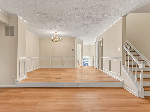 3rd image of 55 Oak Crest Ct