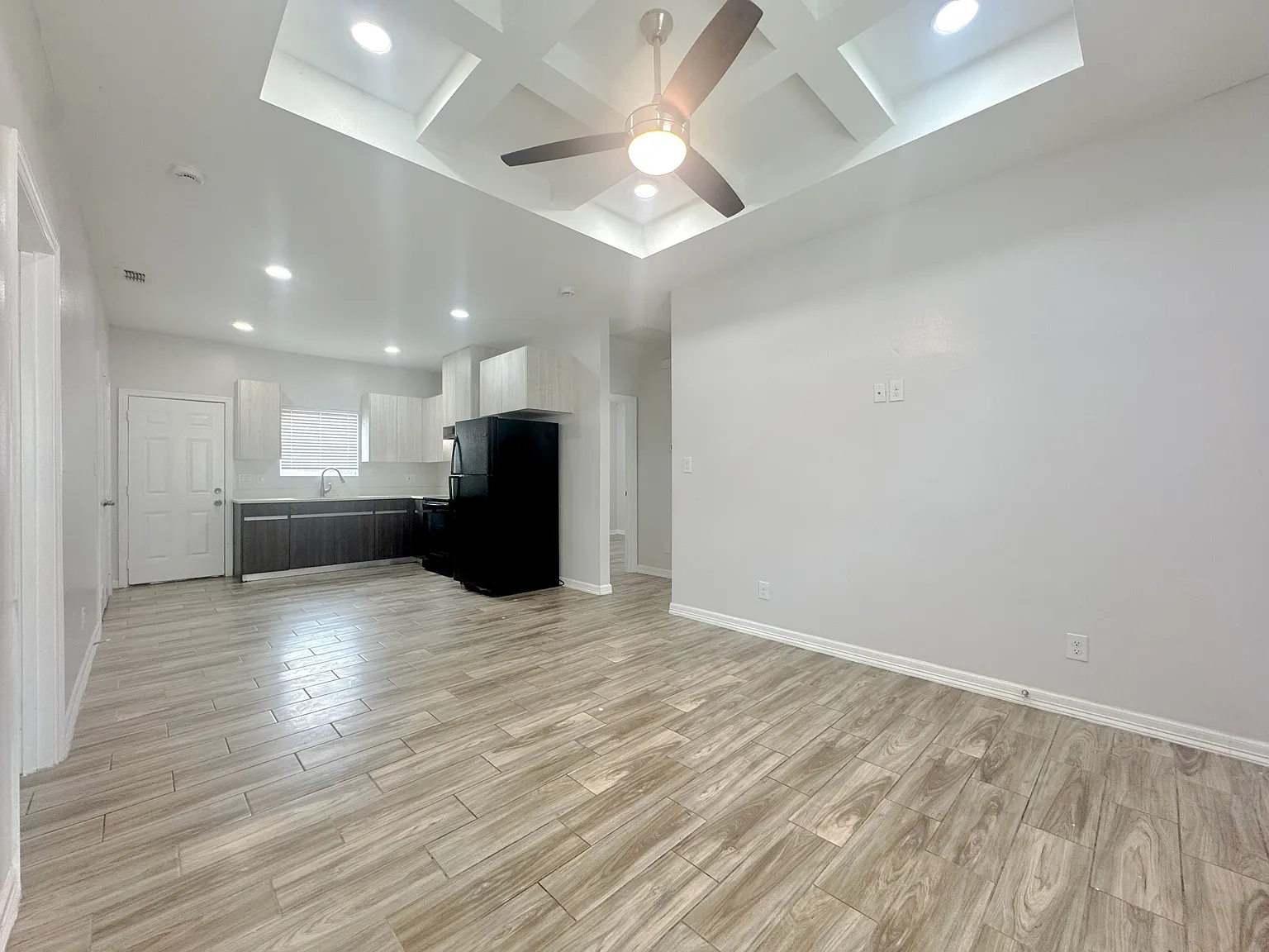 3 bed, 2.0 bath, $1,050 — Photo 1