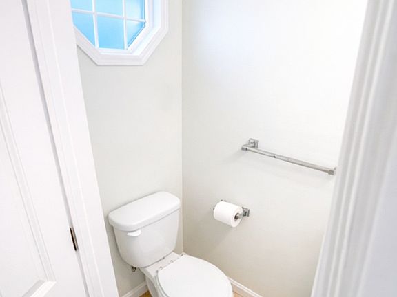 3rd image of 204 Sparrow Rd