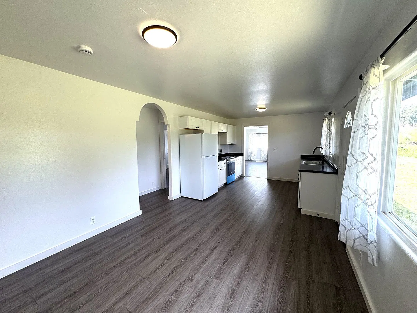 Spacious 3 Bedroom / 2 Bath Home — Photo 4