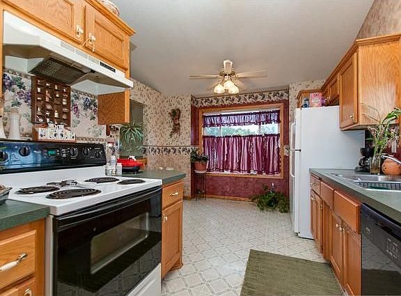 3rd image of 19622 Jamestown St NE