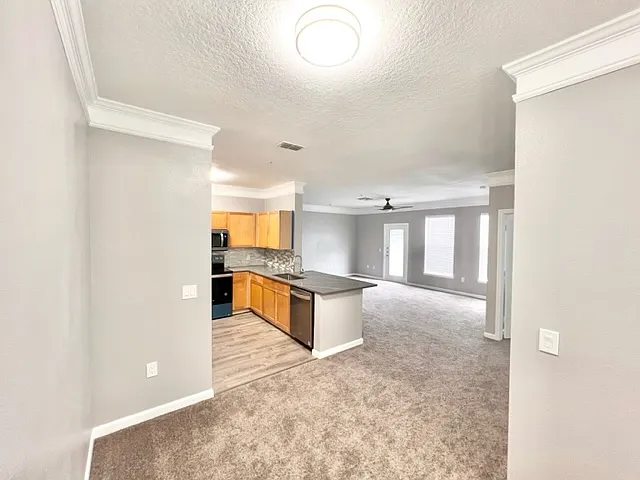 Building Photo - 8836 Villa View Cir #306