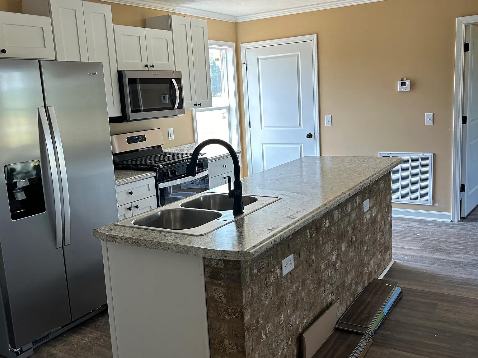 2 bed, 1000 sqft, $1,350 — Photo 4