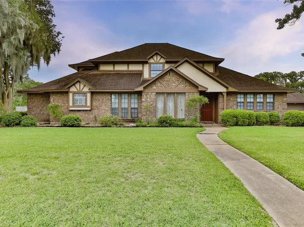 101 White Oak Dr, Lake Jackson, TX 77566