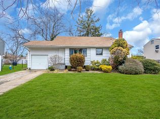 19 Brook Path, Plainview, NY 11803