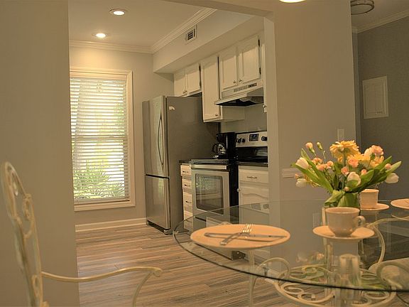 Dining area off kitchen