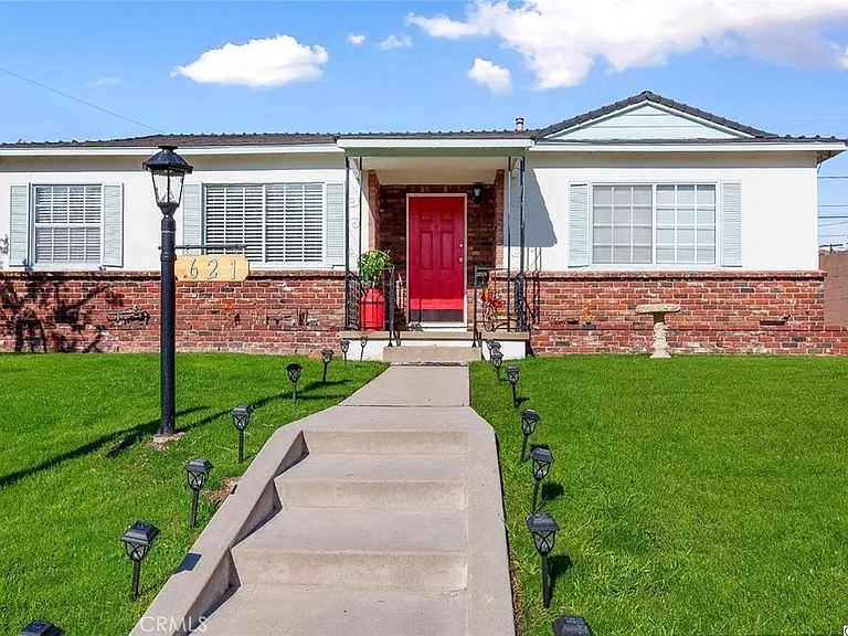 621 Price Dr — Photo 1