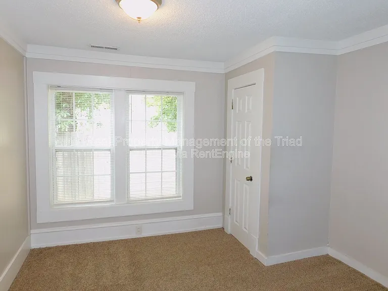 504 Oxford St — Photo 11
