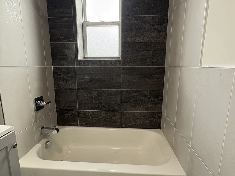 502 W 7th St #203 — Photo 5
