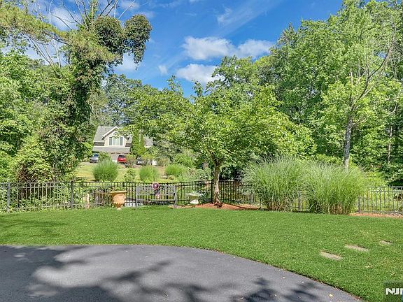4th image of 63 Pleasant Ave