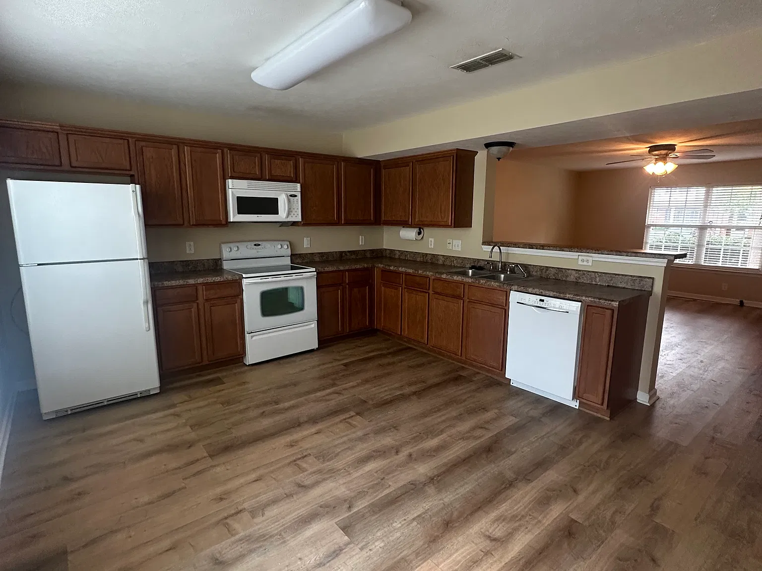 2 bed, 2.5 bath, 1260 sqft, $1,575 — Photo 3