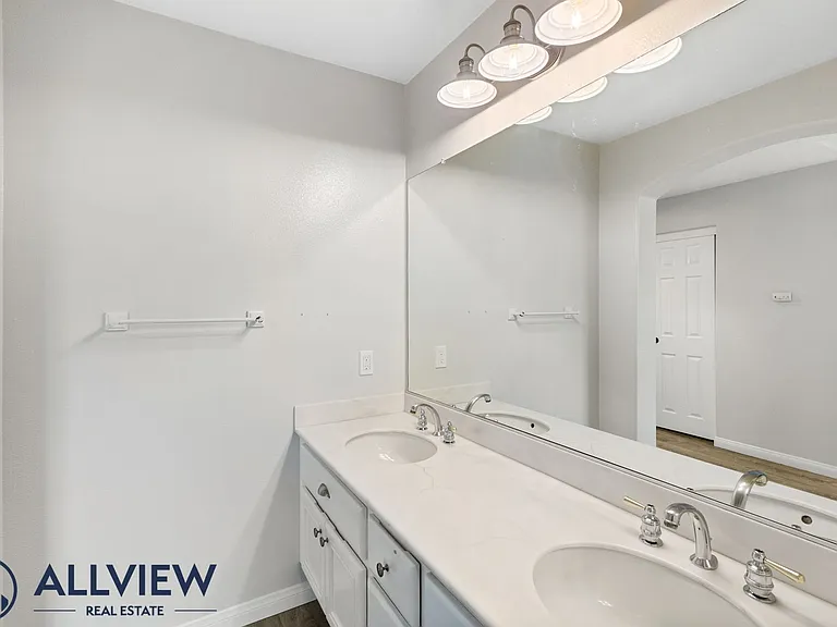 33 Silverwind — Photo 16